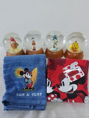 4 VTG Disney Characters Ltd 1st Edition Snow Globes & 2 New Kitchen/Hand Towels
